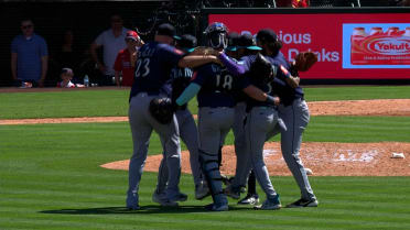 Andrés Muñoz earns the save