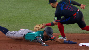 Alejandro Kirk catches Julio Rodríguez stealing 2nd